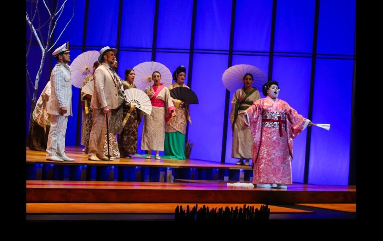 La escenografía minimalista, pero al mismo tiempo tan detallada por la iluminación y los elementos que la componen, envuelven de inmediato a la audiencia. EL INFORMADOR / A. Navarro