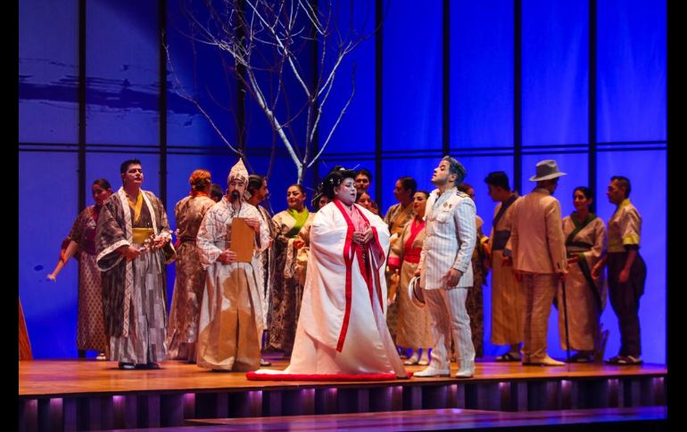 La escenografía minimalista, pero al mismo tiempo tan detallada por la iluminación y los elementos que la componen, envuelven de inmediato a la audiencia. EL INFORMADOR / A. Navarro