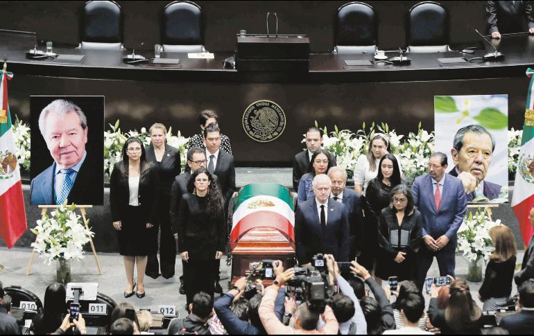 Representantes de cada grupo parlamentario y familiares hicieron guardia durante la ceremonia. EL UNIVERSAL