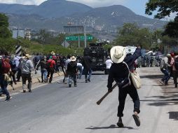 Cientos de pobladores y transportista se enfrenaron con la Guardia nacional y la policía estatal, y piden la liberación de algunos compañeros en Chilpancingo. EFE / J. de la Cruz