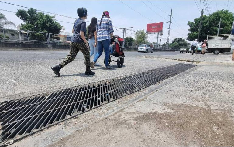 No es la primera vez que las lluvias sorprenden a los colonos y es que incluso una lluvia moderada con una duración de poco más de una hora es capaz de convertir una calle en un pequeño lago. EL INFORMADOR / ARCHIVO