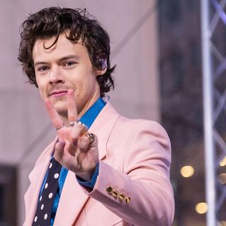 Lanzan objeto al escenario y golpean a Harry Styles en la cara (VIDEO)