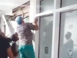 Algunas personas intentaron rescatar a la niña, pero no tuvieron éxito (imagen tomada de vídeo). ESPECIAL