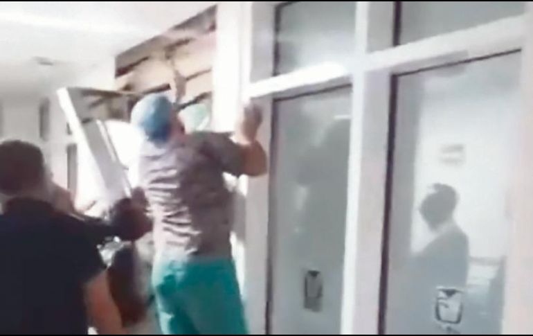 Algunas personas intentaron rescatar a la niña, pero no tuvieron éxito (imagen tomada de vídeo). ESPECIAL