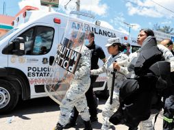 Los servidores públicos retenidos, entre ellos miembros de la Guardia Nacional, fueron liberados tras un acuerdo con los manifestantes. EFE