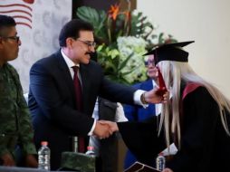 Carlos Lomelí también recibió un reconocimiento. ESPECIAL