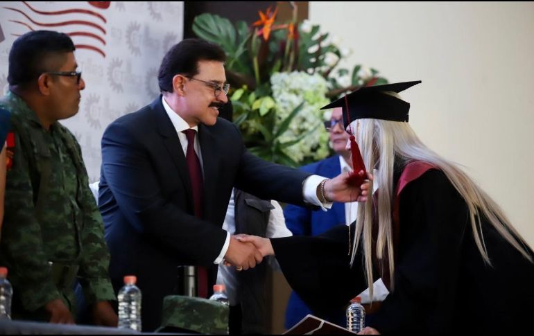 Carlos Lomelí también recibió un reconocimiento. ESPECIAL