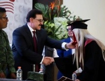 Carlos Lomelí también recibió un reconocimiento. ESPECIAL