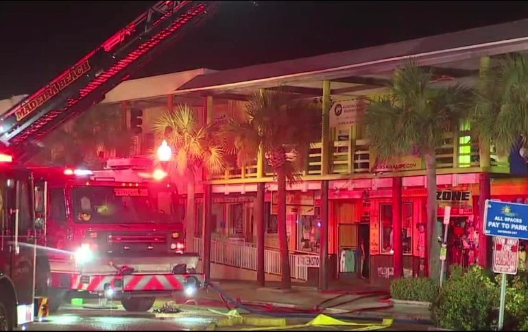 Los bomberos no pudieron rescatarlos, ya que el edificio estaba envuelto en llamas. ESPECIAL