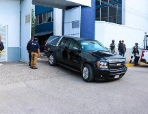 En las instalaciones de la calle 14 fueron llegando la carroza con los restos fúnebres, camiones con familiares y amigos. EL INFORMADOR / A. Navarro