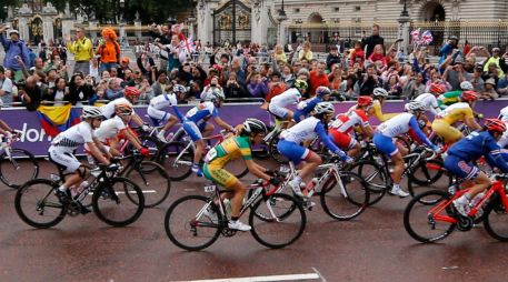 Además de la UCI, los órganos rectores del atletismo y la natación también han prohibido que los deportistas que pasaron por la pubertad masculina participen en eventos femeninos. EFE / ARCHIVO