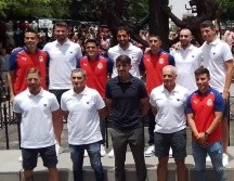 Chivas y el Athletic de Bilbao se tomaron una fotografía especial en el Escudo de Armas. ESPECIAL