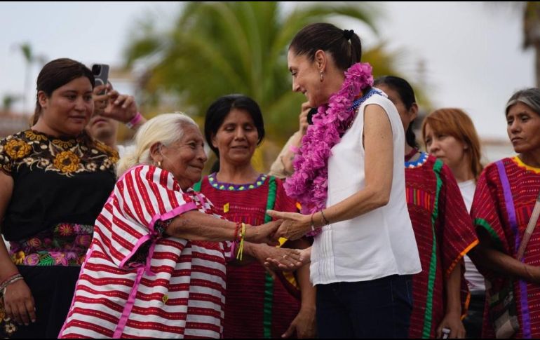 Claudia Sheinbaum fue recibida por las comunidades indígenas.
