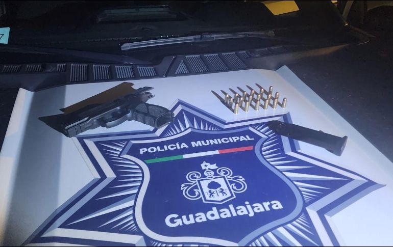 Al realizar una inspección a su vehículo, los policías encontraron un arma de fuego calibre .380 con 18 cartuchos. CORTESÍA / Policía GDL