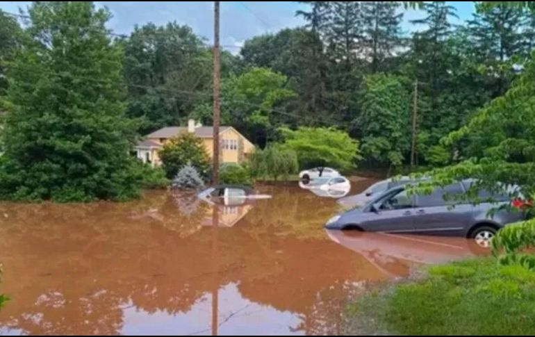 Las inundaciones se produjeron el sábado por la tarde y arrastraron a tres coches que estaban circulando. ESPECIAL / Policía de Lower Makefield