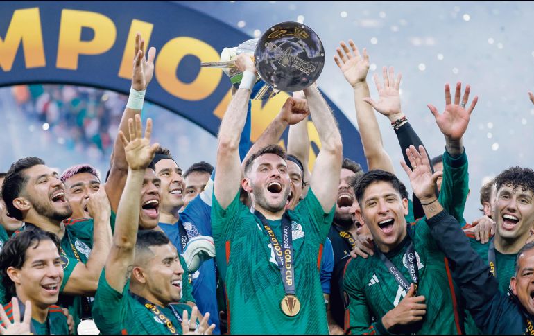 Santiago Giménez (con el trofeo) fue el catalizador que México necesitaba en un trabado encuentro ante Panamá, al meter el gol del título en la Copa Oro con apenas tres minutos sobre la cancha del SoFi Stadium. IMAGO7