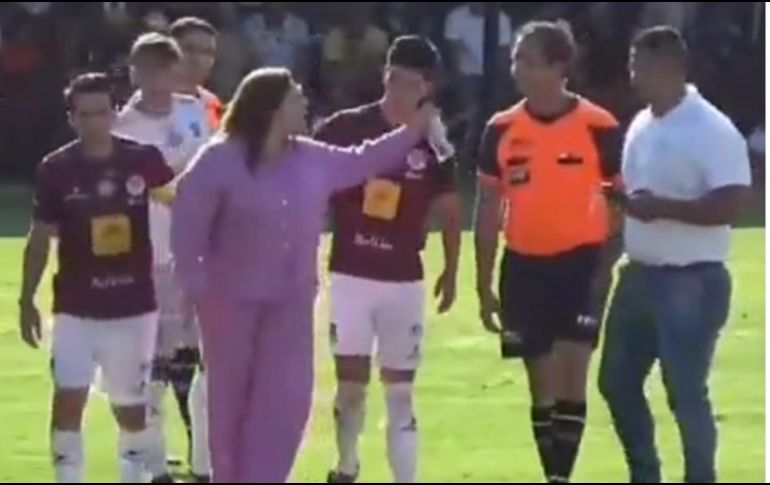 Ana Isabel Bañuelos se metió al terreno de juego para reclamarle al árbitro. ESPECIAL