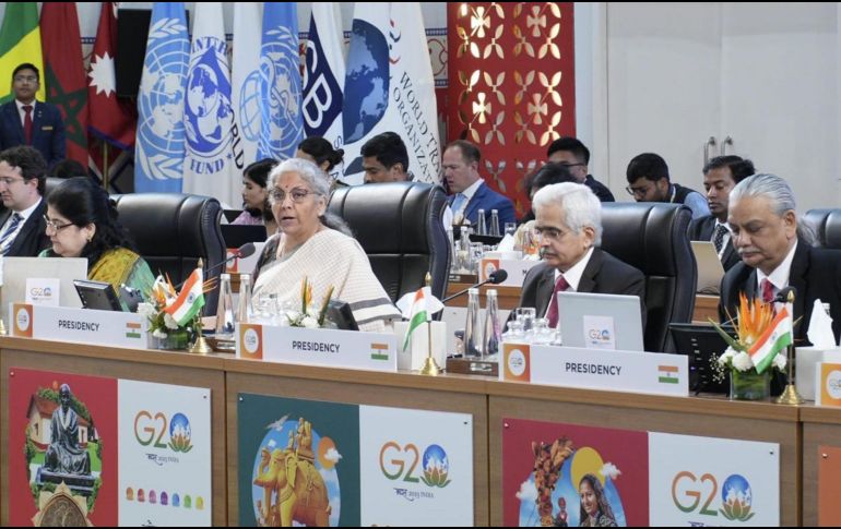 La ministra de Finanzas de la India, Nirmala Sitharaman (2i), durante la reunión en Gandhinagar. EFE/ Press Information Bureau (PIB)
