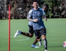 Los jerseys oficiales con el nombre y número de Messi se agotaron en menos de una hora. EFE/C. Herrera