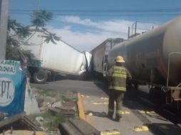 Debido a que el ferrocarril quedó bloqueando la vialidad, se registró un severo embotellamiento para todos los vehículos que querían entrar o salir de El Salto por esta vialidad. ESPECIAL