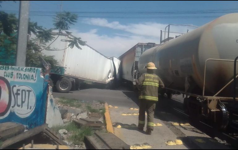 Debido a que el ferrocarril quedó bloqueando la vialidad, se registró un severo embotellamiento para todos los vehículos que querían entrar o salir de El Salto por esta vialidad. ESPECIAL