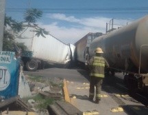Debido a que el ferrocarril quedó bloqueando la vialidad, se registró un severo embotellamiento para todos los vehículos que querían entrar o salir de El Salto por esta vialidad. ESPECIAL