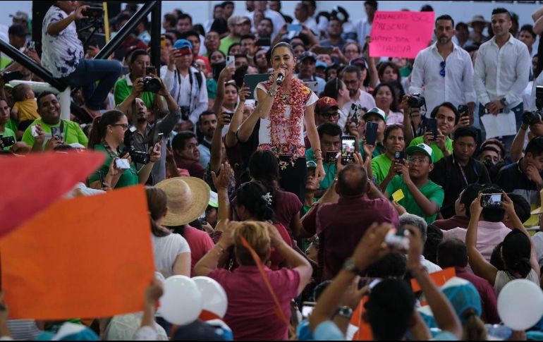 Dignatarios mayas le entregaron el bastón de mando y realizaron un ritual. ESPECIAL