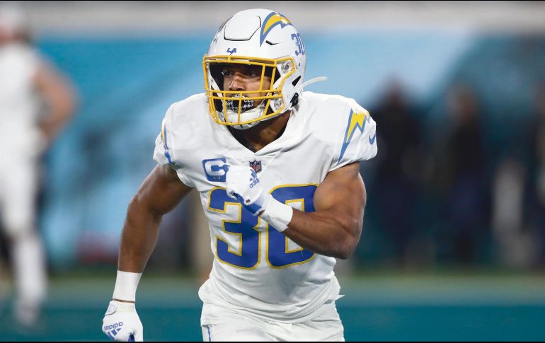 Austin Ekeler pidió hace poco una mejora salarial a los Chargers o ser canjeado. AFP/C. Culbreath