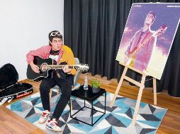 El músico interpreta uno de los temas de su nuevo disco. EL INFORMADOR/ A. Navarro