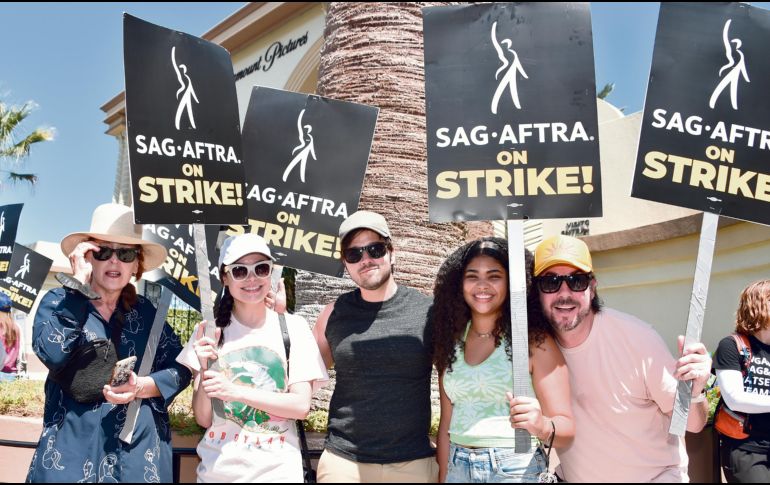La actriz Miranda Cosgrove (segunda a la izquierda), el actor Nathan Kress (centro), la actriz Jaidyn Triplett (segunda, derecha) y el actor Jerry Trainor (derecha) se unieron a la manifestación de los guionistas, frente a Paramount Studios, en Los Ángeles, California. AFP