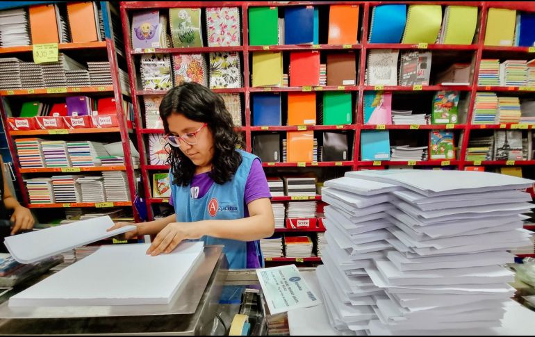 Año con año, los padres lidian con los precios de las listas de útiles. EL INFORMADOR/ ARCHIVO