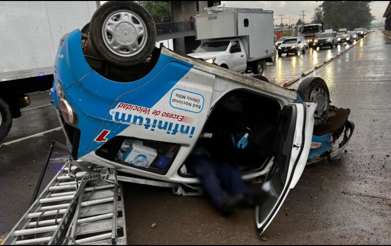 El automóvil se volcó a la altura de la estación El Briseño de MiMacro Periférico. ESPECIAL