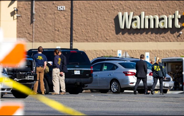 La tienda fue completamente rodeada de patrullas y camiones de bomberos. ESPECIAL