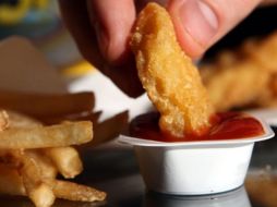 El trozo de pollo cayó entre el asiento de la niña y su muslo. ESPECIAL