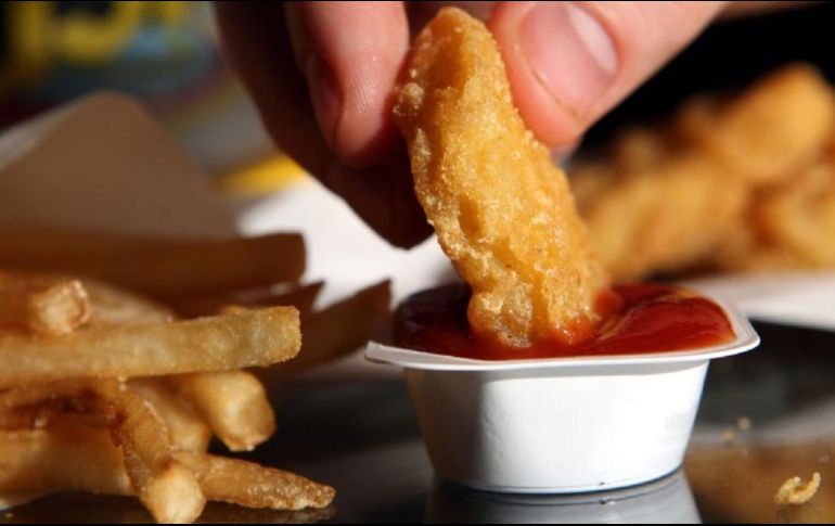 El trozo de pollo cayó entre el asiento de la niña y su muslo. ESPECIAL