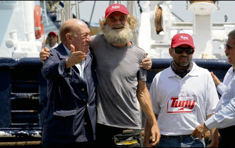 El marinero australiano Tim Shaddock (segundo a la izquierda) posa para una foto después de llegar al puerto de Manzanillo. AFP