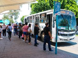 Los usuarios se quejan de saturación de unidades, problemas de abordaje y poca frecuencia de paso en las rutas alimentadoras del Macrobús. EL INFORMADOR/A. Navarro