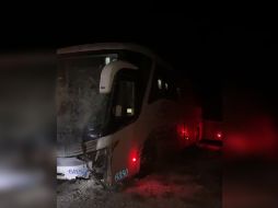 No hubo afectaciones a la vialidad, ya que el autobús accidentado quedó fuera de la cinta asfáltica. ESPECIAL