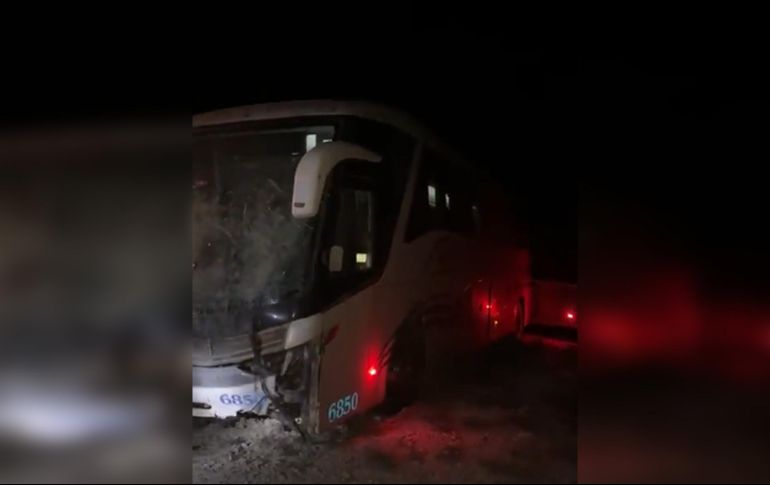 No hubo afectaciones a la vialidad, ya que el autobús accidentado quedó fuera de la cinta asfáltica. ESPECIAL