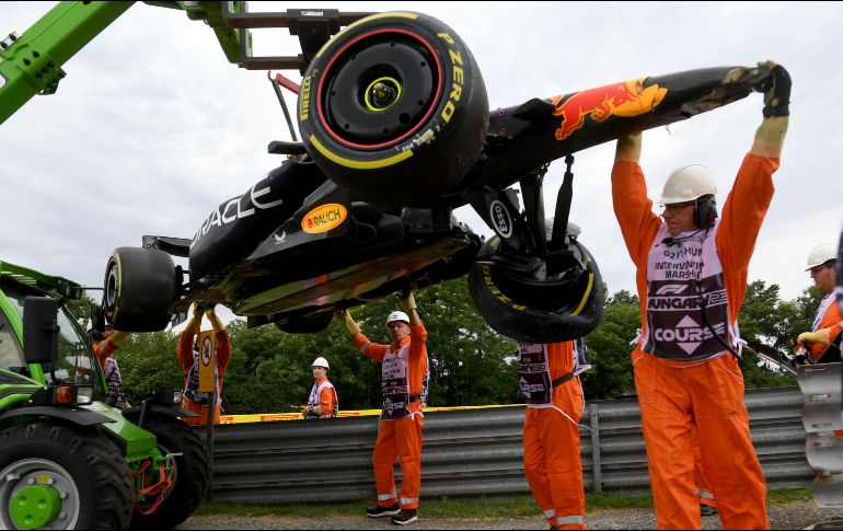 CHECO PÉREZ. Una vez retirado de la pista el coche del mexicano, el primer ensayo para la undécima carrera del año se volvió a reanudar. AFP / F. Isza