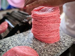 La tortilla rosa de Barbie cuesta cerca de 30 pesos el kilo. EFE/ D. Guzmán