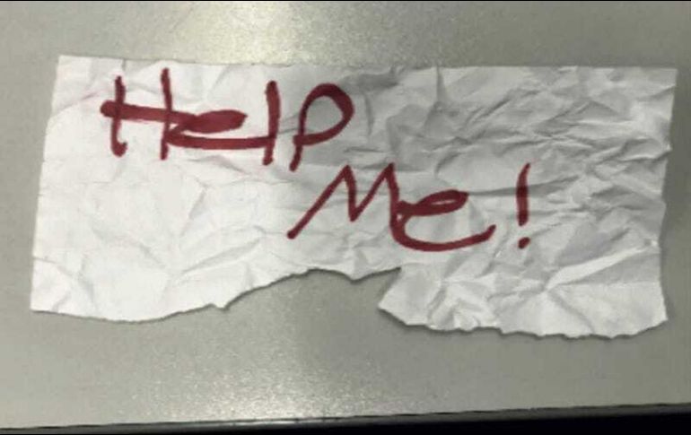 En Long Beach, en California, el secuestrador se detuvo en una lavandería y ese momento fue aprovechado por la niña para mostrar un letrero, hecho en papel y con plumón en donde se leía 