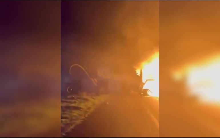 Debido al fuerte impacto, ambos vehículos se incendiaron, lo que causó la muerte de los dos conductores y de cuatro pasajeros del autobús, cuyos cadáveres quedaron calcinados. ESPECIAL