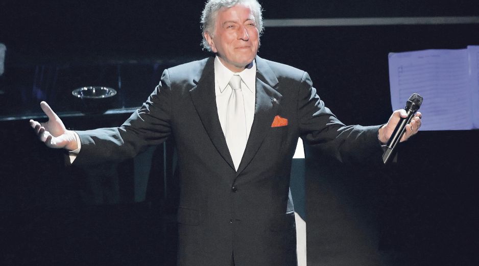 Tony Bennett agradece los aplausos que le dio el público durante el festejo de sus 80 años, en el teatro Kodak, en Los Ángeles. AP