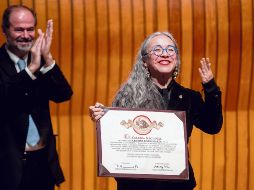 Cristina Rivera Garza posa mientras es nombrada como nuevo miembro de El Colegio Nacional. EFE