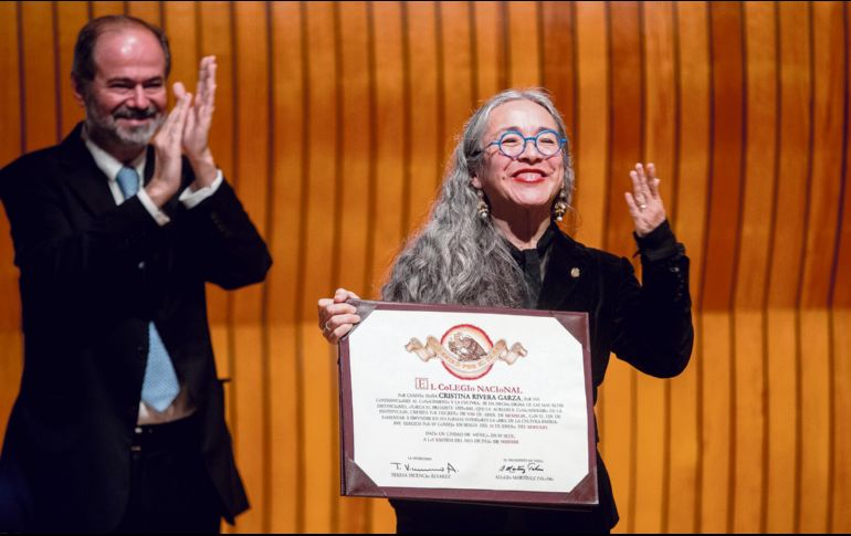 Cristina Rivera Garza posa mientras es nombrada como nuevo miembro de El Colegio Nacional. EFE