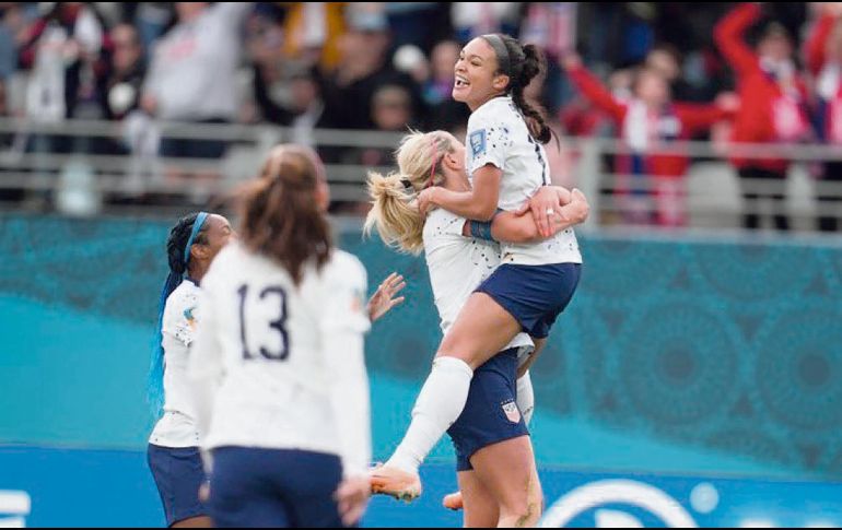 Sophia Smith y Lindsey Horan (abrazadas) se combinaron para aportar las tres anotaciones con las que Estados Unidos derrotó a Vietnam. ESPECIAL