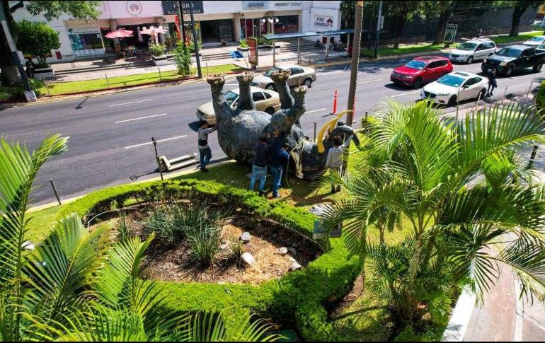 Personas se encuentran acomodando de nuevo en su sitio al elefante que se expone al exterior del Centro Magno. EL INFORMADOR / A. Navarro
