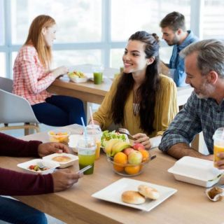 ¿Qué pasará con la hora de comida si se reduce la jornada laboral? Te decimos