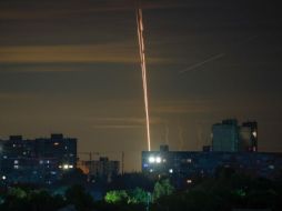 En la imagen, proyectiles rusos son lanzados contra Ucrania desde la región rusa de Belgorod, vistos desde Járkiv, Ucrania. AP